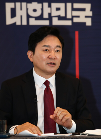 원희룡 제주도지사가 지난 25일 서울 여의도 하우스 카페에서 열린 '제20대 대통령선거 출마 선언 및 기자간담회'에서 취재진의 질문에 답변하고 있다. 연합뉴스